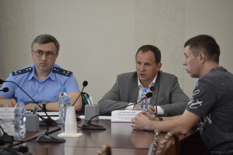 Около 60 ивановцев записались на совместный прием мэрии и прокуратуры. Около 60 ивановцев записались на совместный прием мэрии и прокуратуры.