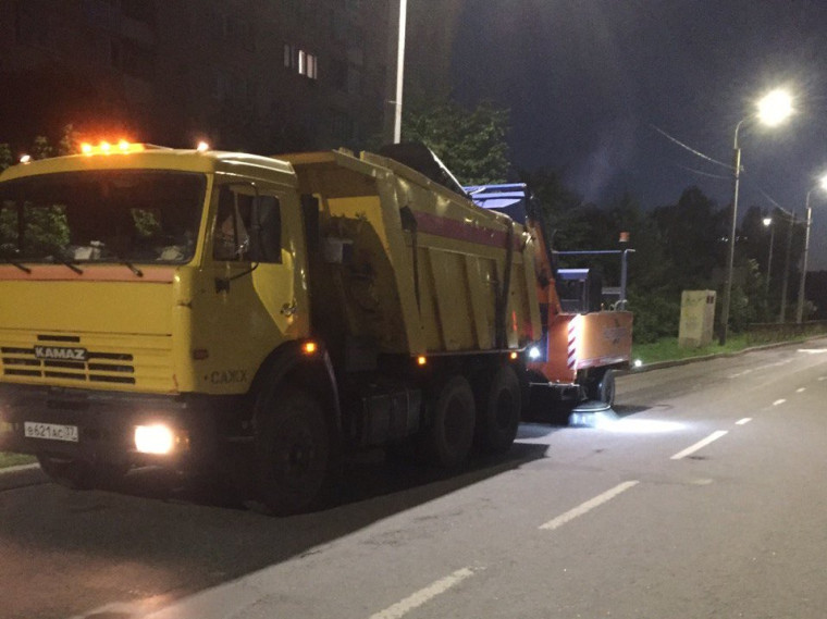 В ночь с 23 на 24 июня в работах по уборке города были задействованы 13 единиц спецтехники. В ночь с 23 на 24 июня в работах по уборке города были задействованы 13 единиц спецтехники.