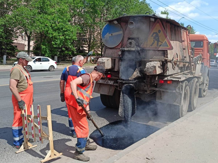 В Иванове ямочный ремонт с начала года выполнен на 172-х участках. В Иванове ямочный ремонт с начала года выполнен на 172-х участках.