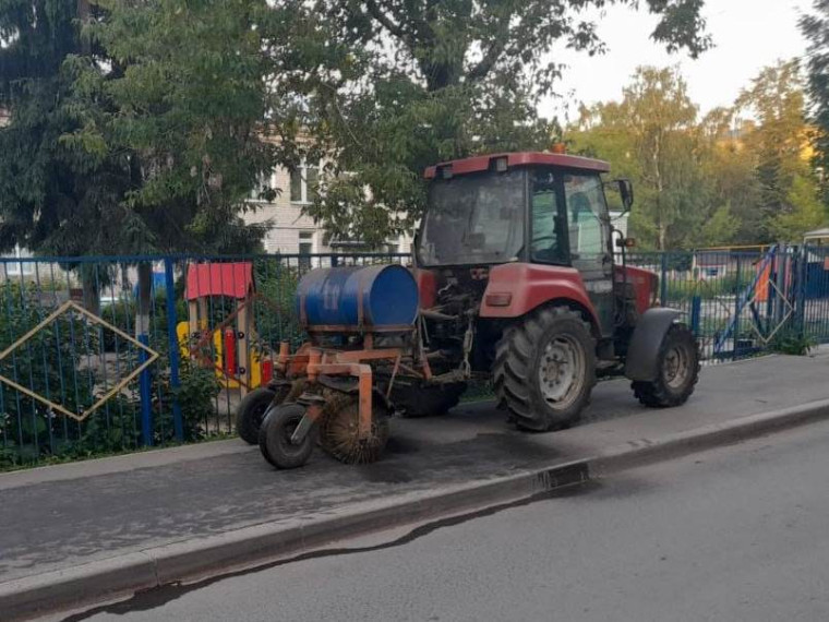 В ночь с 27 на 28 июня в работах по уборке города были задействованы 16 единиц спецтехники. В ночь с 27 на 28 июня в работах по уборке города были задействованы 16 единиц спецтехники.