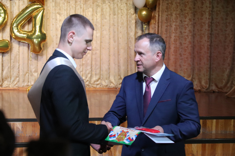 Александр Шаботинский вручил аттестаты выпускникам 44-й гимназии. Александр Шаботинский вручил аттестаты выпускникам 44-й гимназии.