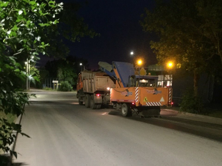 В ночь с 3 на 4 июля в работах по уборке города были задействованы 15 единиц спецтехники. В ночь с 3 на 4 июля в работах по уборке города были задействованы 15 единиц спецтехники.