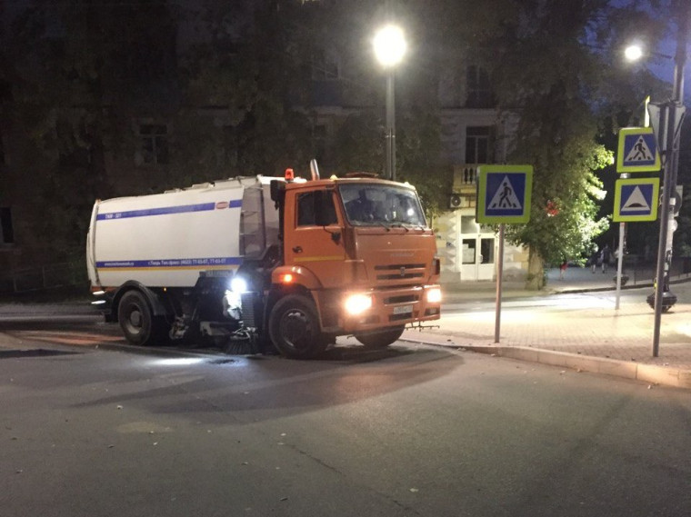 В ночь с 4 на 5 июля в работах по уборке города были задействованы 16 единиц спецтехники. В ночь с 4 на 5 июля в работах по уборке города были задействованы 16 единиц спецтехники.