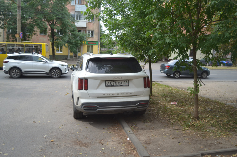 Автомобилистам паркующимся на газонах, грозят штрафы. Автомобилистам паркующимся на газонах, грозят штрафы.
