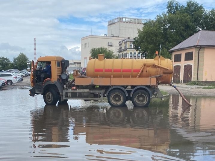 В Иванове продолжают устранять последствия ливневых зарядов. В Иванове продолжают устранять последствия ливневых зарядов.