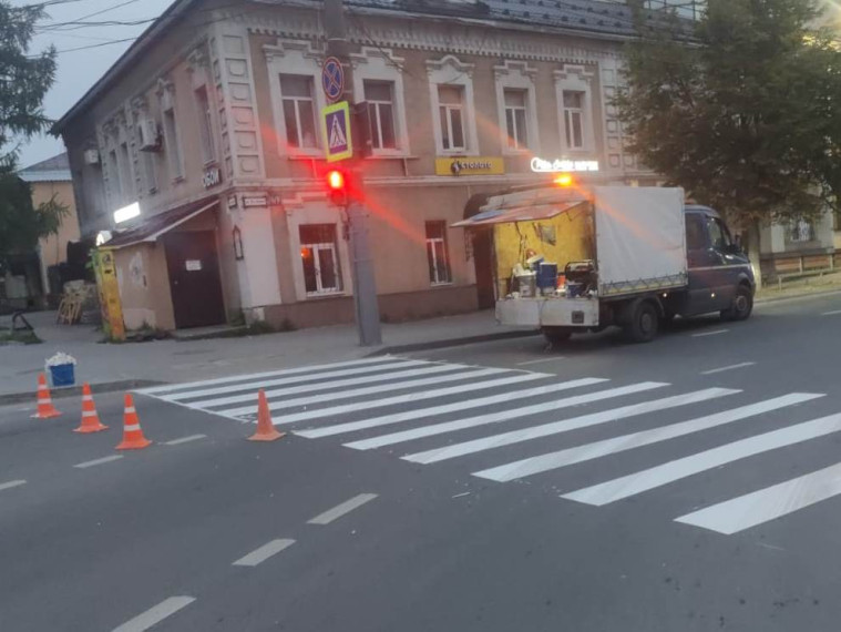 Работы по восстановлению разметки на пешеходных переходах перенесены на ночные часы. Работы по восстановлению разметки на пешеходных переходах перенесены на ночные часы.