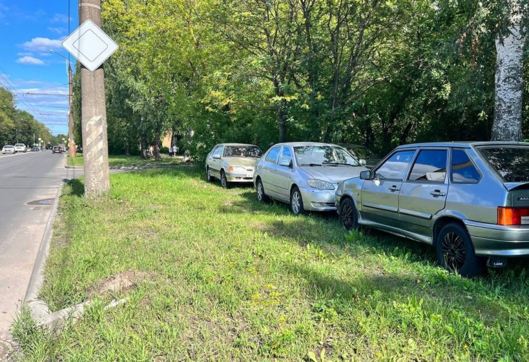 Автомобилистам паркующимся на газонах, грозят штрафы. Автомобилистам паркующимся на газонах, грозят штрафы.