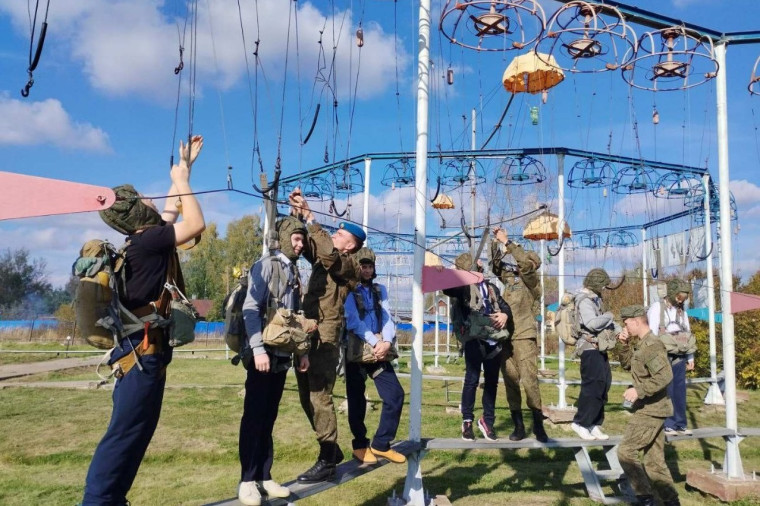 Ученики одной из ивановских школ с экскурсией посетили 217 полк. Ученики одной из ивановских школ с экскурсией посетили 217 полк.