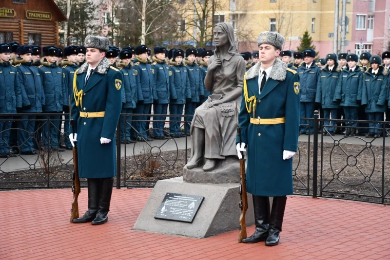 На Аллее Славы открыли мемориальный комплекс «Женщинам защитников Отечества». На Аллее Славы открыли мемориальный комплекс «Женщинам защитников Отечества».