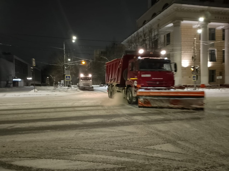 Ночью в работах по уборке города были задействованы 60 единиц спецтехники. Ночью в работах по уборке города были задействованы 60 единиц спецтехники.