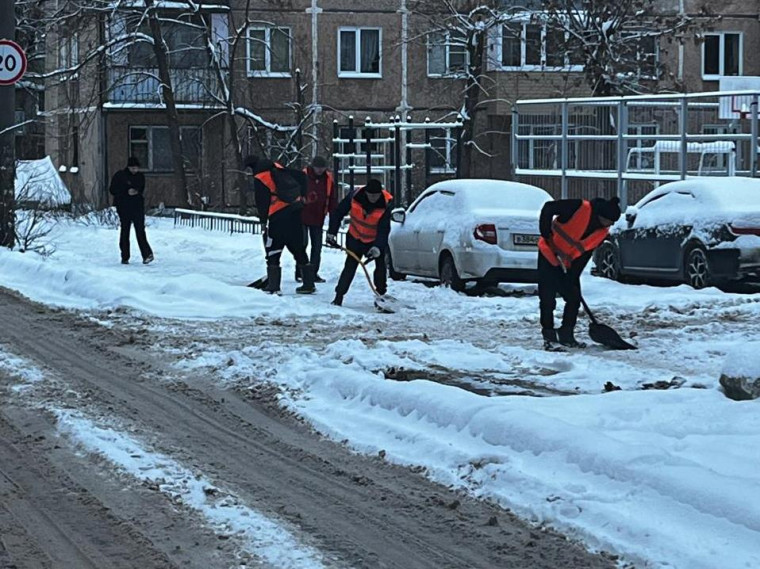 Днем на расчистку снега на пешеходных зонах направлены 43 рабочих и два трактора. Днем на расчистку снега на пешеходных зонах направлены 43 рабочих и два трактора.