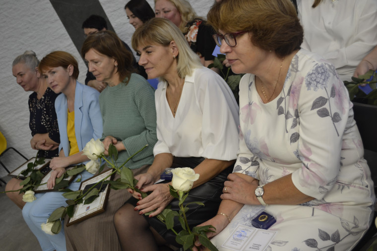 Ивановским педагогам вручили муниципальные награды. Ивановским педагогам вручили муниципальные награды.