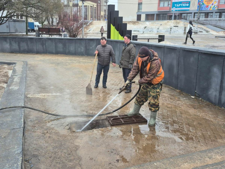 Городские службы прочищают дождеотводы. Городские службы прочищают дождеотводы.