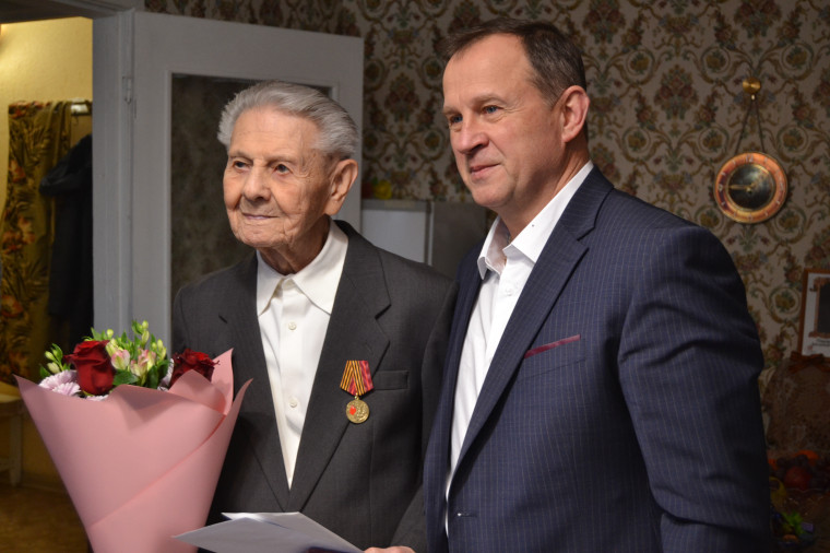 Александр Шаботинский поздравил со 100-летним юбилеем ивановцев-фронтовиков. Александр Шаботинский поздравил со 100-летним юбилеем ивановцев-фронтовиков.
