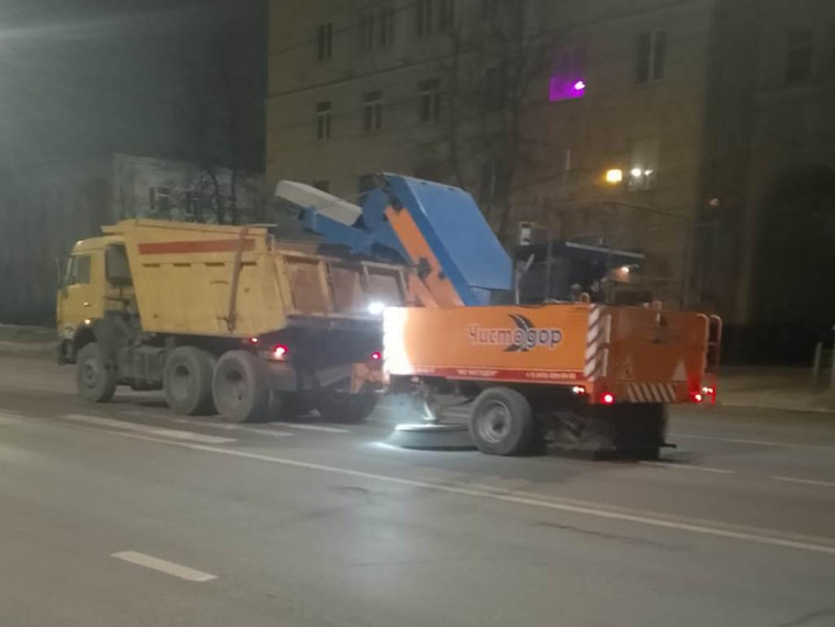 Ночью город от пыли вновь убирали «Чистодоры». Ночью город от пыли вновь убирали «Чистодоры».