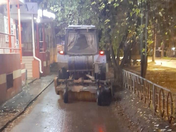 В ночь с на 10 на 11 октября в работах по уборке дорог были задействованы 12 единиц спецтехники. В ночь с на 10 на 11 октября в работах по уборке дорог были задействованы 12 единиц спецтехники.