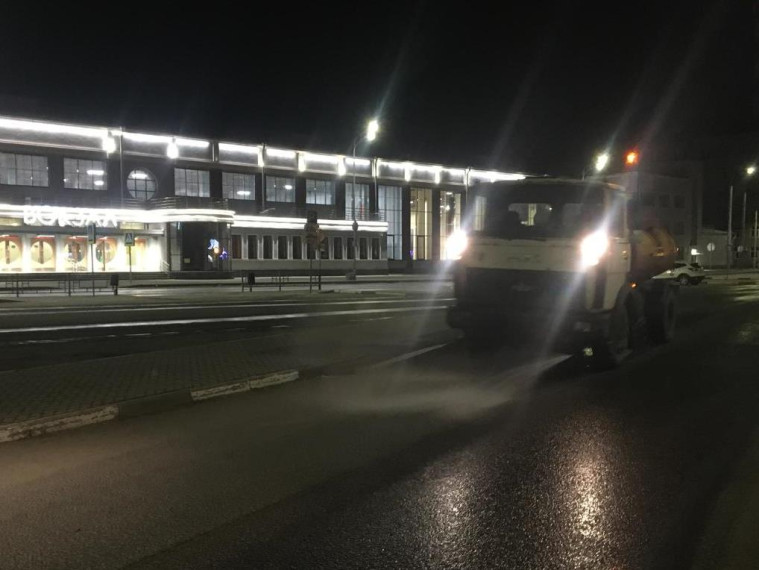 В Иванове приступили к ночной мойке проезжей части. В Иванове приступили к ночной мойке проезжей части.