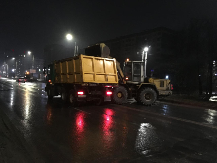 Продолжается вывоз смёта с улиц города. Продолжается вывоз смёта с улиц города.