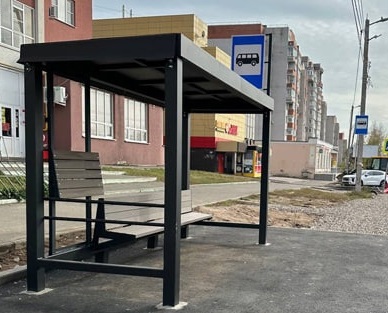 На ул. Революционной установили новый остановочный павильон. На ул. Революционной установили новый остановочный павильон.