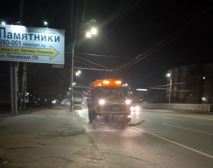Четыре поливомоечные машины ночью проводили мойку улиц города. Четыре поливомоечные машины ночью проводили мойку улиц города.