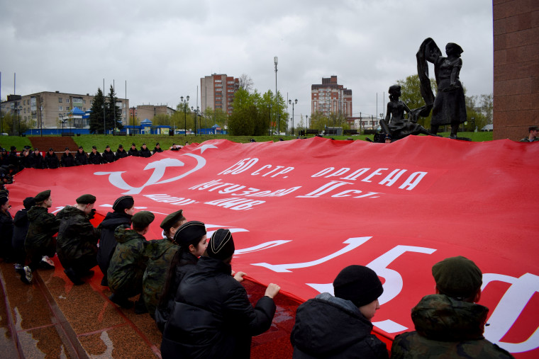 В Иванове развернули гигантскую копию Знамени Победы. В Иванове развернули гигантскую копию Знамени Победы.
