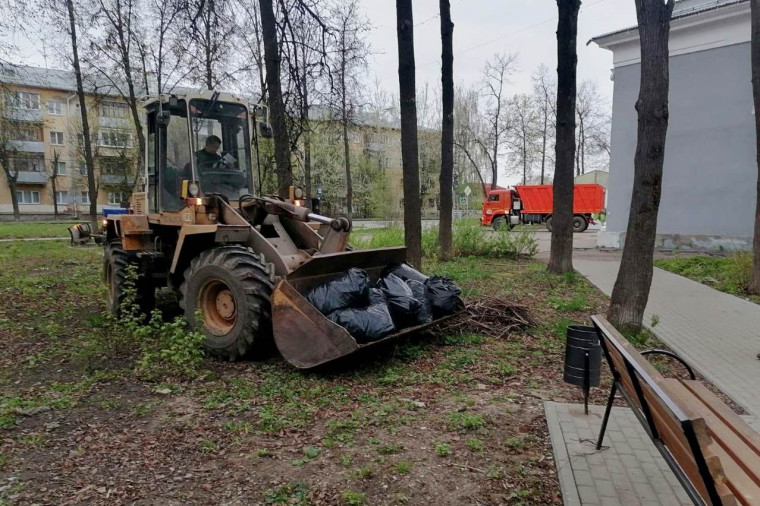 Мусор после субботников с улиц города вывозят в две смены. Мусор после субботников с улиц города вывозят в две смены.