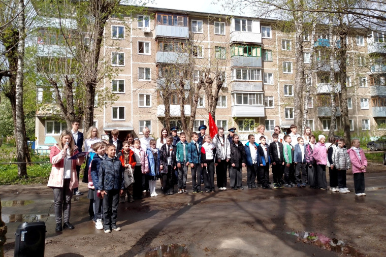 Школьники поздравляют ветеранов Великой Отечественной войны с Днем Победы. Школьники поздравляют ветеранов Великой Отечественной войны с Днем Победы.