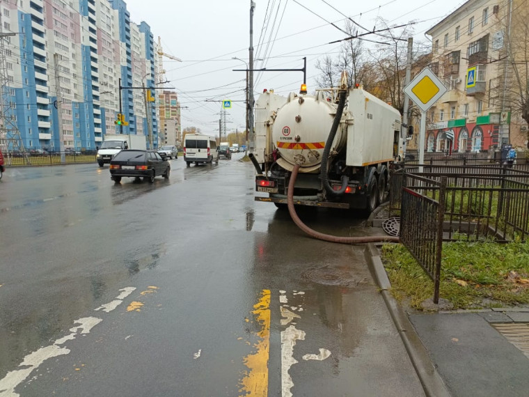 В областном центре устраняют последствия затяжных дождей. В областном центре устраняют последствия затяжных дождей.