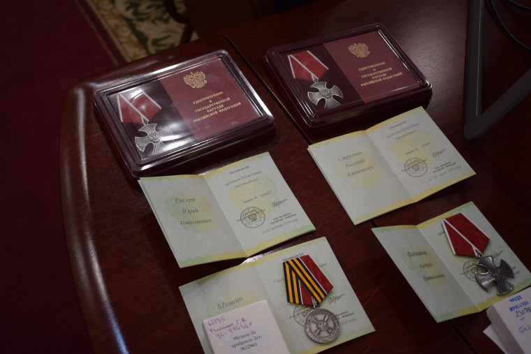 Семьям павших Героев СВО вручены государственные награды. Семьям павших Героев СВО вручены государственные награды.