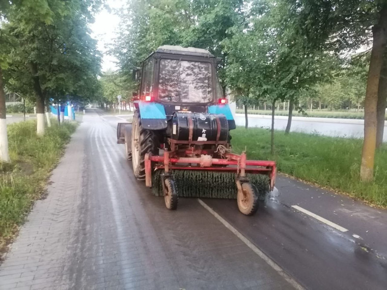Ночью шесть тракторов продолжили уборку тротуаров. Ночью шесть тракторов продолжили уборку тротуаров.
