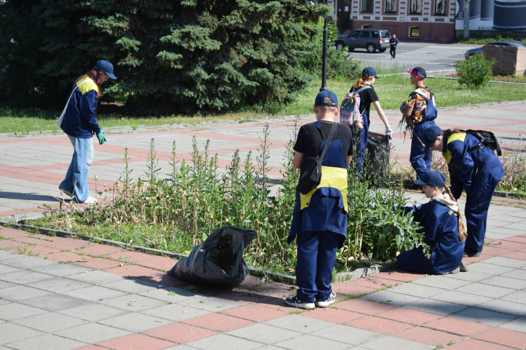 Завершается работа первой смены летнего трудового отряда подростков. Завершается работа первой смены летнего трудового отряда подростков.