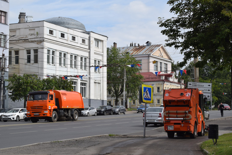 Днем уборку города продолжат 19 единиц техники и 68 дорожных рабочих. Днем уборку города продолжат 19 единиц техники и 68 дорожных рабочих.