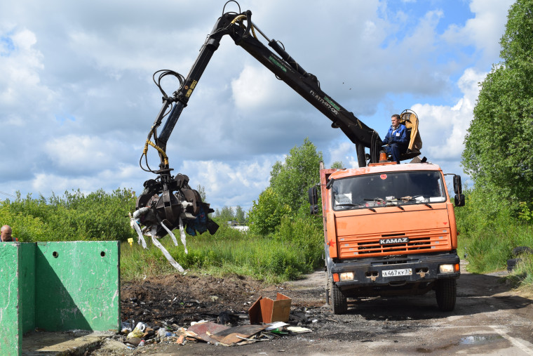 За месяц со стихийных свалок вывезено 2400 кубометров мусора. За месяц со стихийных свалок вывезено 2400 кубометров мусора.