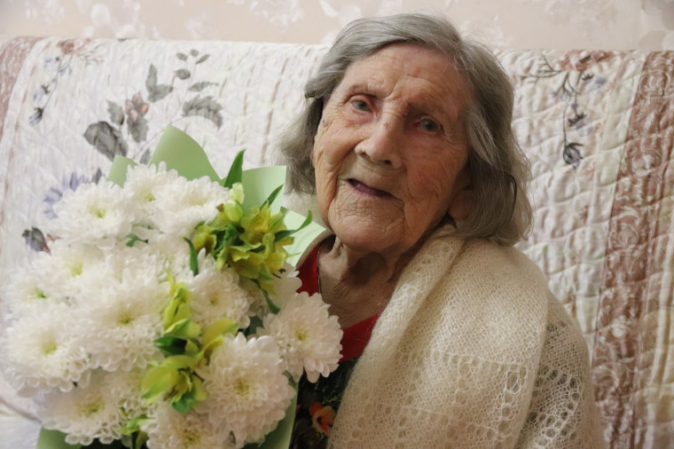 В Иванове 100-летний юбилей отмечает труженица тыла Зинаида Константиновна Макарова. В Иванове 100-летний юбилей отмечает труженица тыла Зинаида Константиновна Макарова.