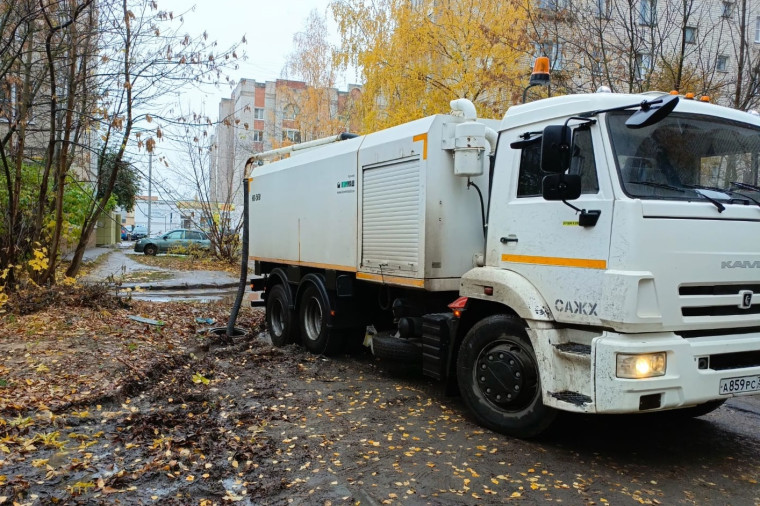 Днем 24 октября работы по уборке города продолжат 12 единиц техники и 68 дорожных рабочих. Днем 24 октября работы по уборке города продолжат 12 единиц техники и 68 дорожных рабочих.