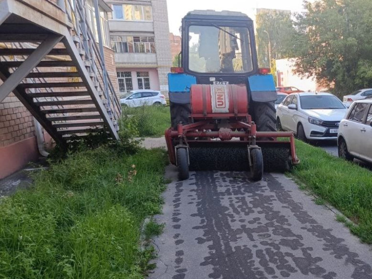 Ночью трактора убирали тротуары и проезжую часть. Ночью трактора убирали тротуары и проезжую часть.