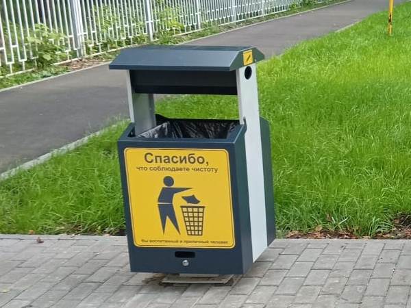 В областном центре устанавливают новые урны. В областном центре устанавливают новые урны.
