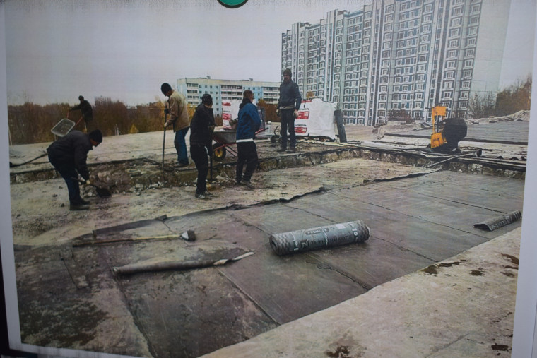 В спортивной школе № 3 продолжается ремонт кровли. В спортивной школе № 3 продолжается ремонт кровли.
