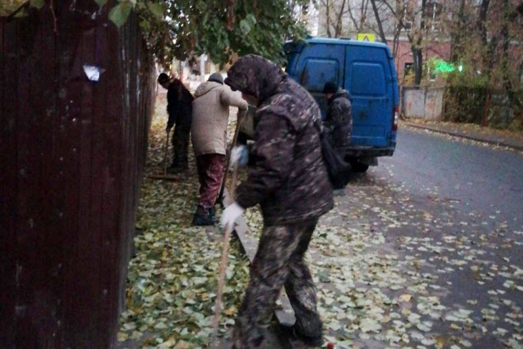 Днем 26 октября работы по уборке города продолжат 68 рабочих. Днем 26 октября работы по уборке города продолжат 68 рабочих.