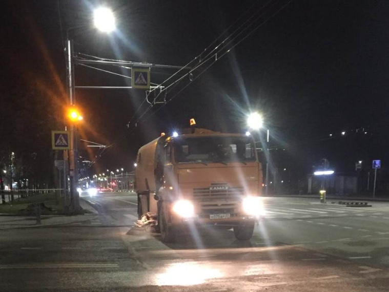 В ночь с 12 на 13 ноября в работах по уборке города были задействованы 19 единиц спецтехники. В ночь с 12 на 13 ноября в работах по уборке города были задействованы 19 единиц спецтехники.