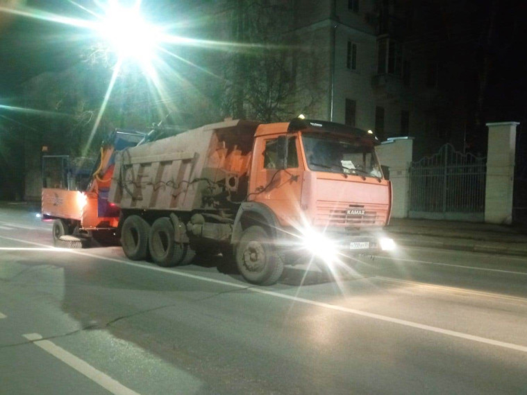 В ночь с 15 на 16 ноября в работах по уборке города были задействованы 22 единицы спецтехники. В ночь с 15 на 16 ноября в работах по уборке города были задействованы 22 единицы спецтехники.
