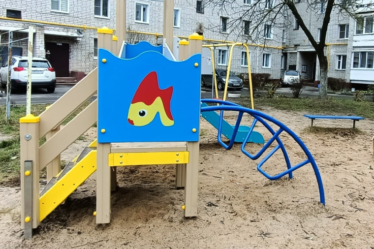 У дома №44 на улице Ташкентская завершено обустройство детской игровой площадки. У дома №44 на улице Ташкентская завершено обустройство детской игровой площадки.