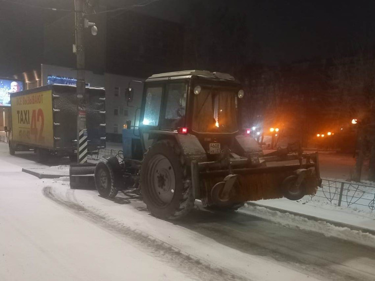 В ночь с 20 на 21 ноября в работах по уборке города были задействованы 22 единицы спецтехники. В ночь с 20 на 21 ноября в работах по уборке города были задействованы 22 единицы спецтехники.