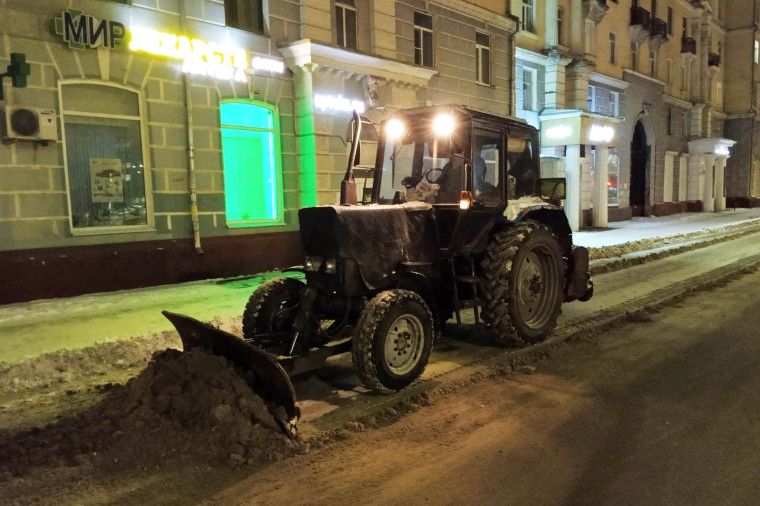 Днем 23 ноября работы по уборке города продолжат 27 единиц техники и 80 дорожных рабочих. Днем 23 ноября работы по уборке города продолжат 27 единиц техники и 80 дорожных рабочих.