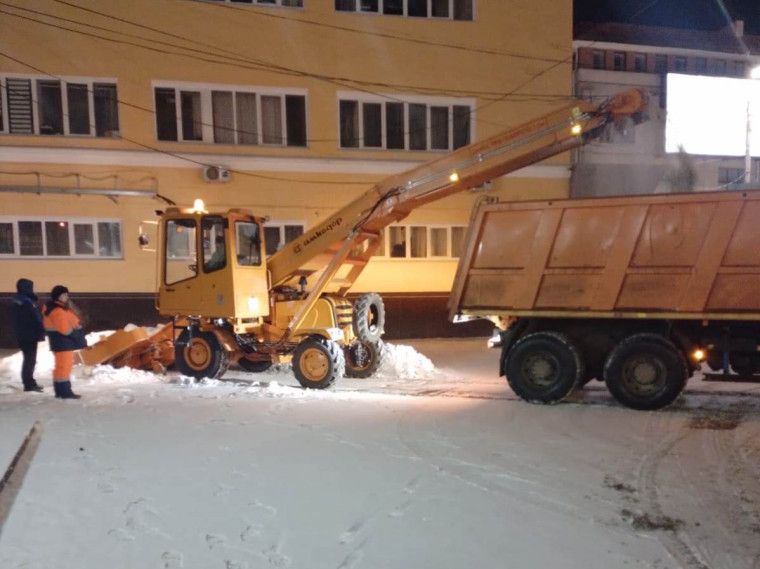 Ночью в работах по уборке города были задействованы 30 единиц спецтехники. Ночью в работах по уборке города были задействованы 30 единиц спецтехники.