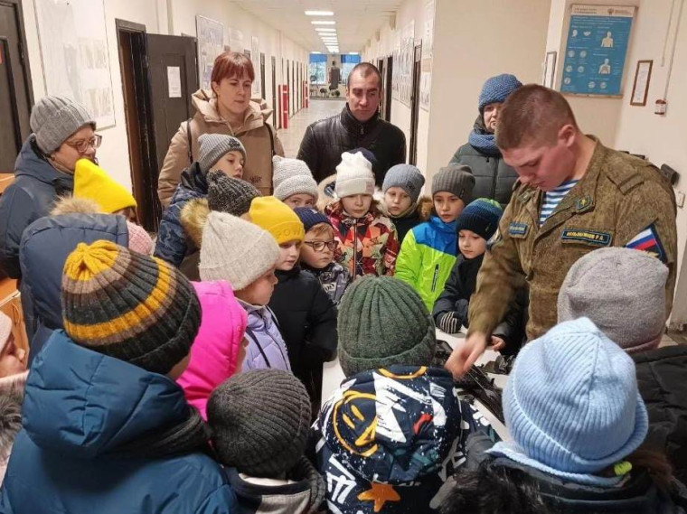 Ивановские школьники посетили с экскурсией 217 полк ВДВ. Ивановские школьники посетили с экскурсией 217 полк ВДВ.
