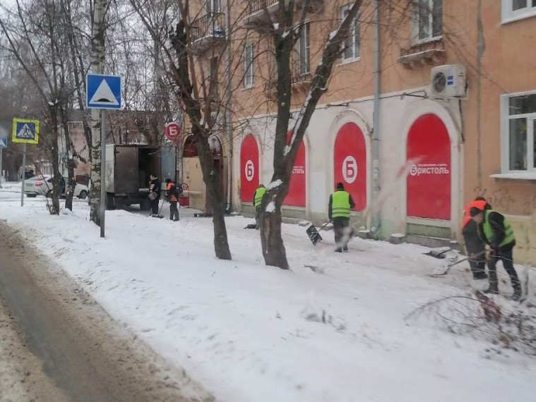 Продолжается противогололёдная обработка тротуаров. Продолжается противогололёдная обработка тротуаров.
