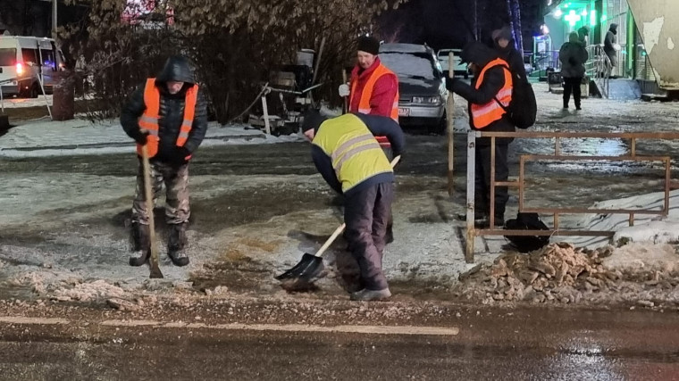 На уборку города от снега и льда направлены свыше ста рабочих. На уборку города от снега и льда направлены свыше ста рабочих.