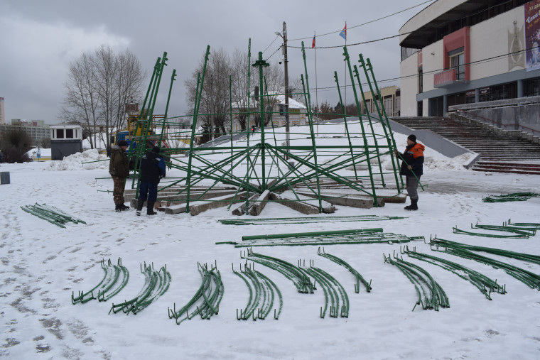 В Иванове приступили к монтажу главной городской ёлки. В Иванове приступили к монтажу главной городской ёлки.