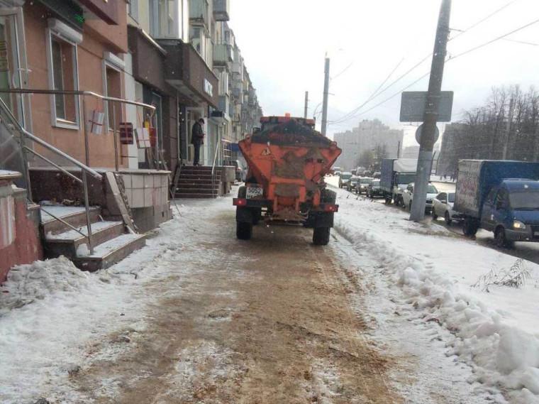 В Иванове продолжается противогололёдная обработка тротуаров. В Иванове продолжается противогололёдная обработка тротуаров.